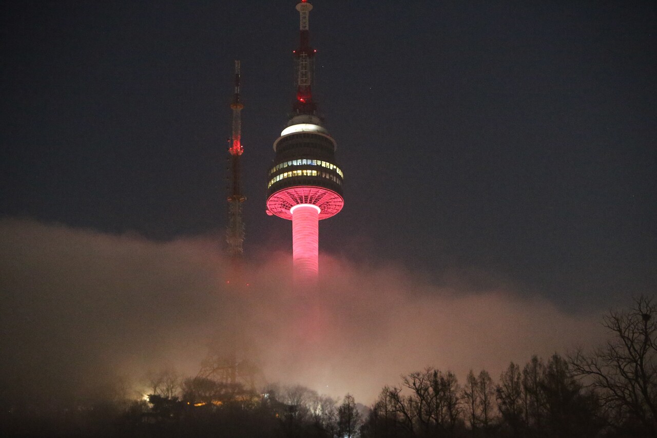 서울특별시의 랜드마크, 남산타워가 1일 자정 몽환적인 야경을 선보이고 있다.  