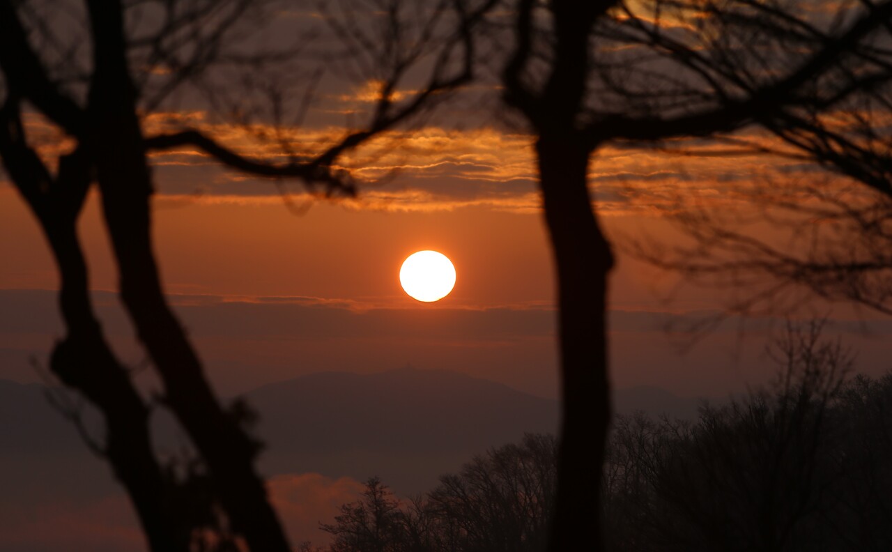 붉은 태양이 2024년 1월 1일 오전 7시 47분께 저편 멀리 검단산 능선 위로 치솟아 오르고 있다.