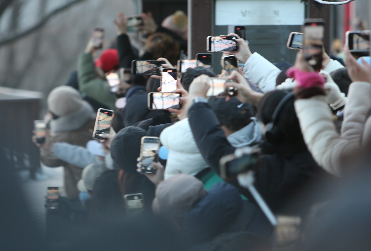 해맞이 탐방객들이 1일 오전 7시 47분께 자신의 스마트폰에 일출 광경을 담아내느라 손놀림이 분주하다.