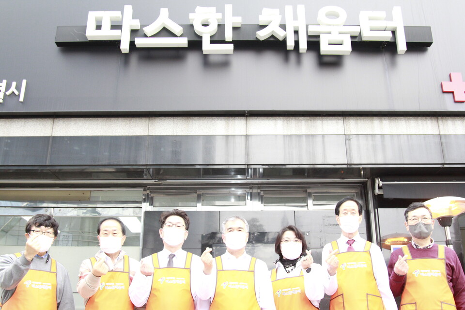 김현기 의장과 남창진부의장 등 참가한 상임위원장단이 배식봉사를 마친뒤 하트 문양을 그리며 기념촬영을 하고 있다.
