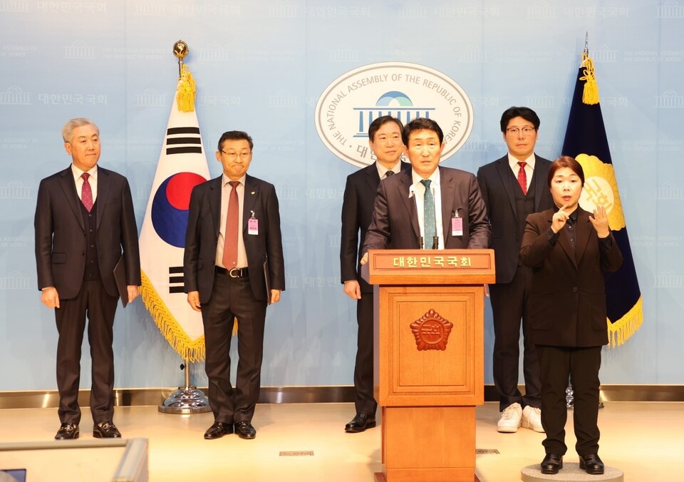 한국노인복지중앙회의 권태엽 회장이 모두발언에 이어 배석한 4개 단체장을 소개하고 있다.
