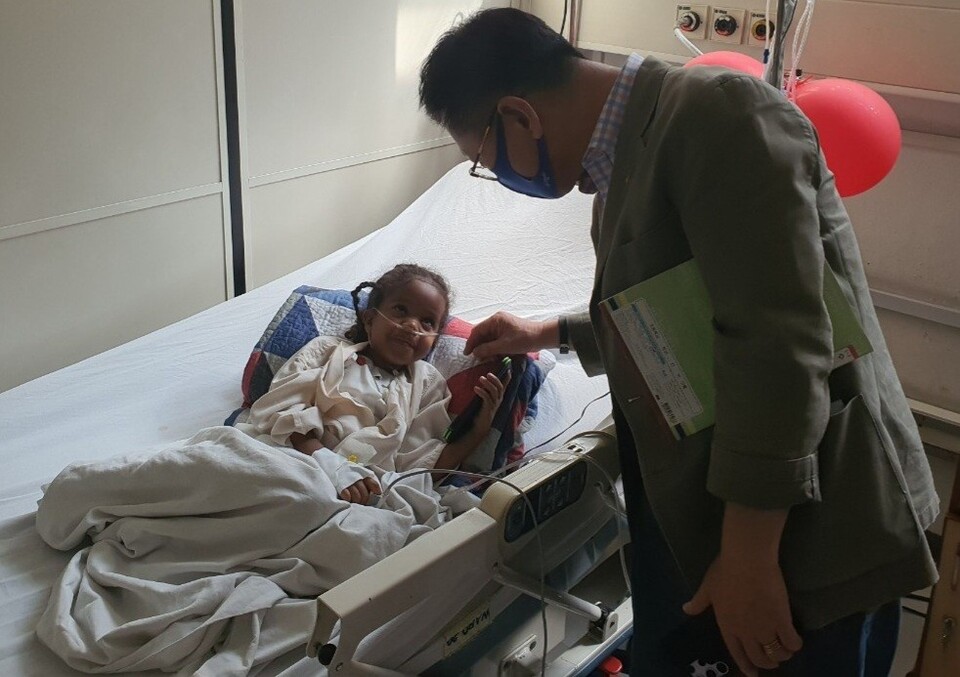 김상기이사장이 심장병을 앓고 있는 참전용사의 손녀와 이야기를 나누고 있다.