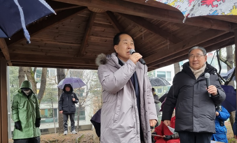 서울시의회의 김용호의원이 15일 맨발걷기국민운동본부 신년회에서 축사를 하고 있다.