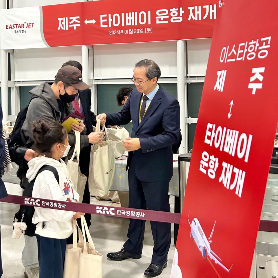 이스타항공 조중석 대표가 첫 편(ZE885) 탑승객들에게 선물을 나눠주고 있다./사진=이스타항공 제공