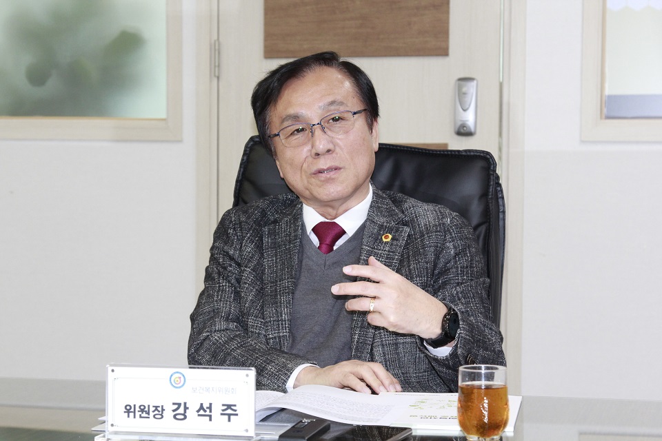 서울시의회의 강석주보건복지위원장이 22일 출입기자와의 간담회에서 의정활동에 대해 설명하고 있다.