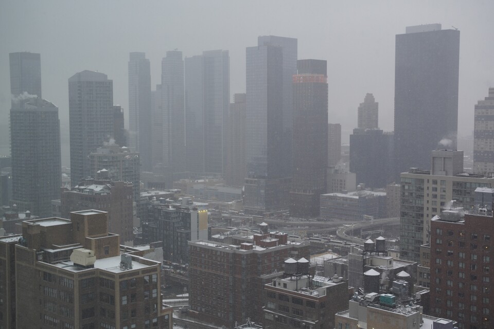 눈내리는 뉴욕시의 마천루 전경