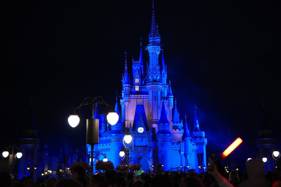 시선을 사로잡는 디즈니월드에 위치한 Cinderella Castle의 야경. 