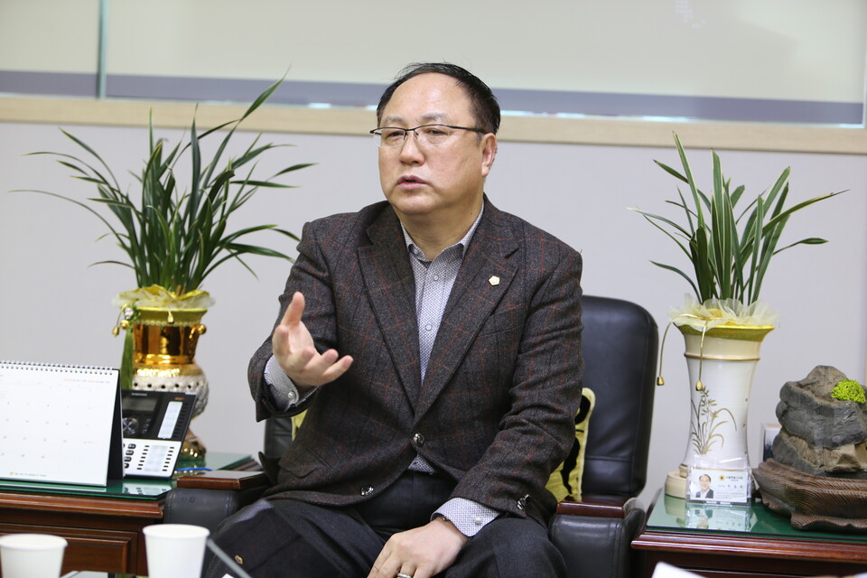박중화 교통위원장이 6일 오전 서울시의회 교통위원장실에서 인터뷰를 하고 있다. 