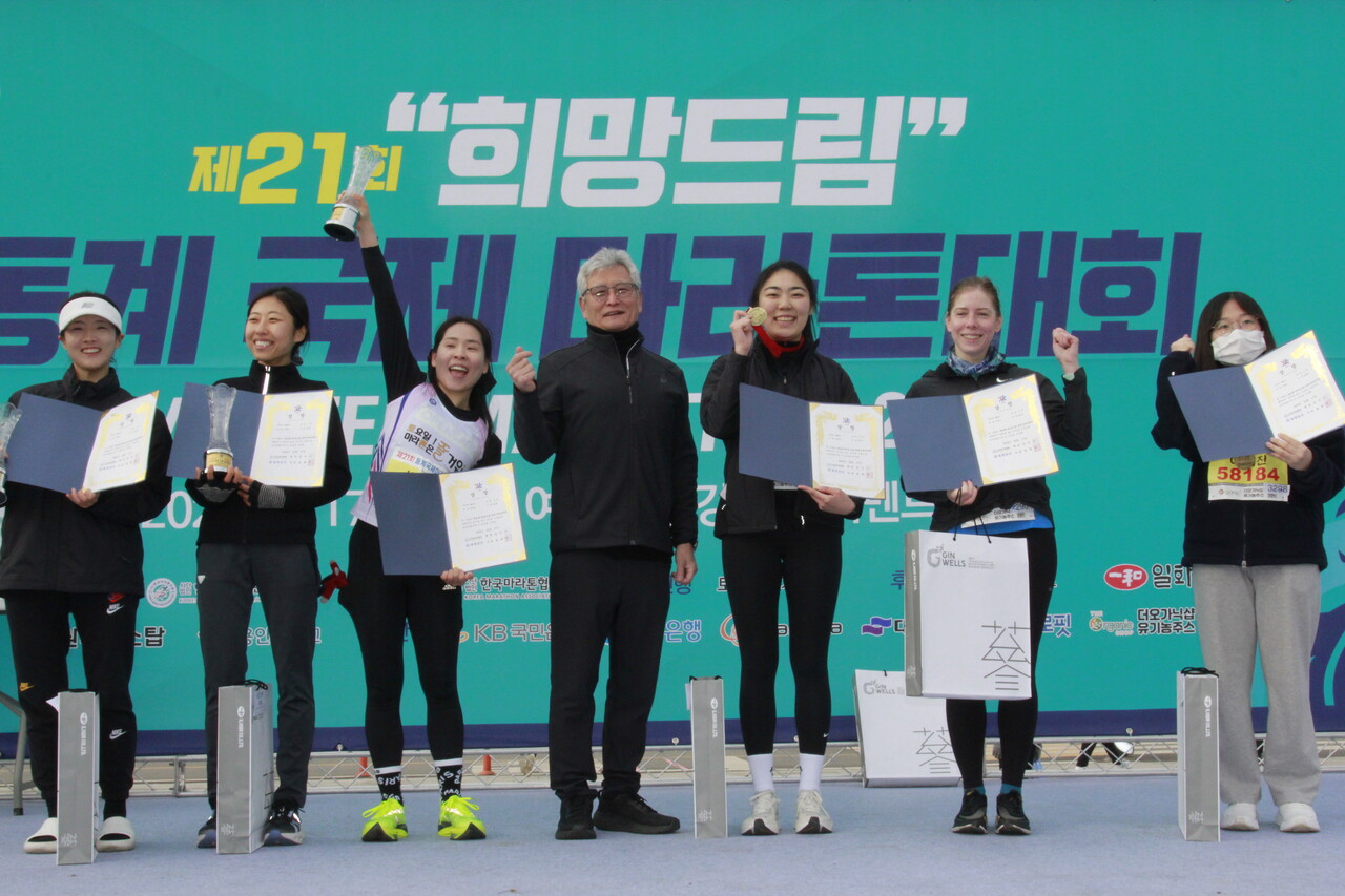 5km 여자부 우승자들이 화이팅을 외치며 기념촬영을 하고 있다.