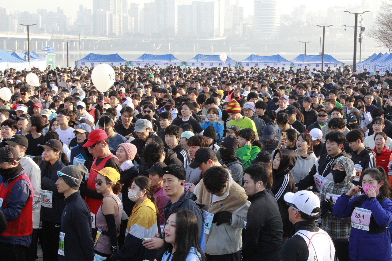 마라톤대회 참가자들로 이벤트광장을 가득 메우며 축제 무드를 연출했다.