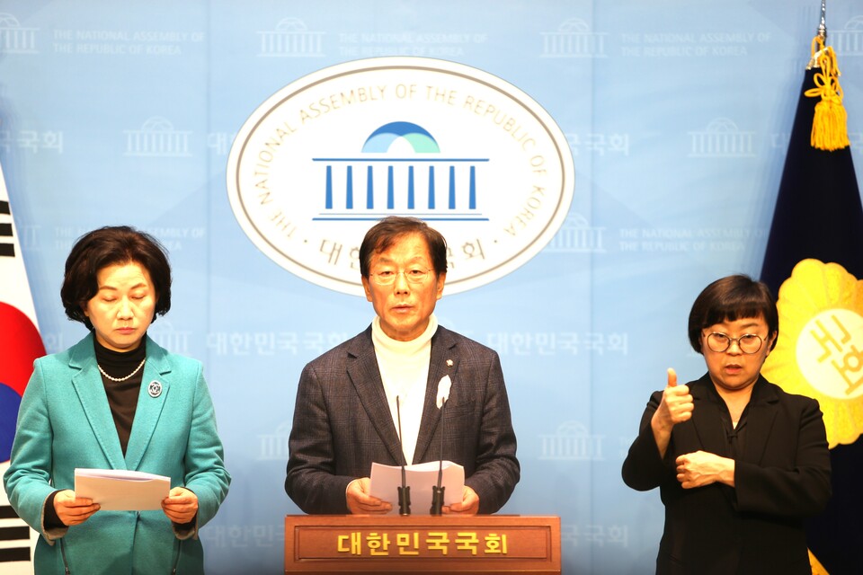 더불어민주당의 윤후덕(사진)의원이 20일 국회 소통관에서 기자회견문을 발표하고 있다.