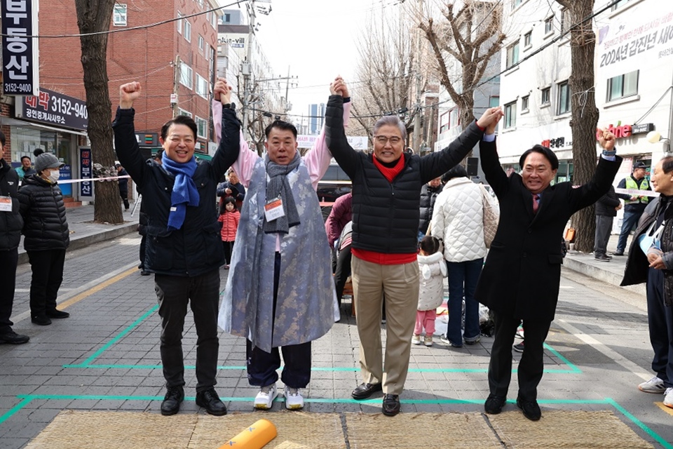 박진-김영호예비후보 등이 윷놀이 퍼포먼스를 마친 뒤 두 손을 맞잡고 다가오는 제22대 국회의원 선거의 페어플레이를 다짐하고 있다.