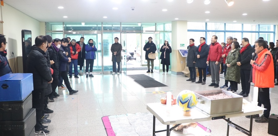 권영세 후보는 25일 오후 용산구 관내 축구 동호인들의 시무식 및 안전기원제에 참석했다.