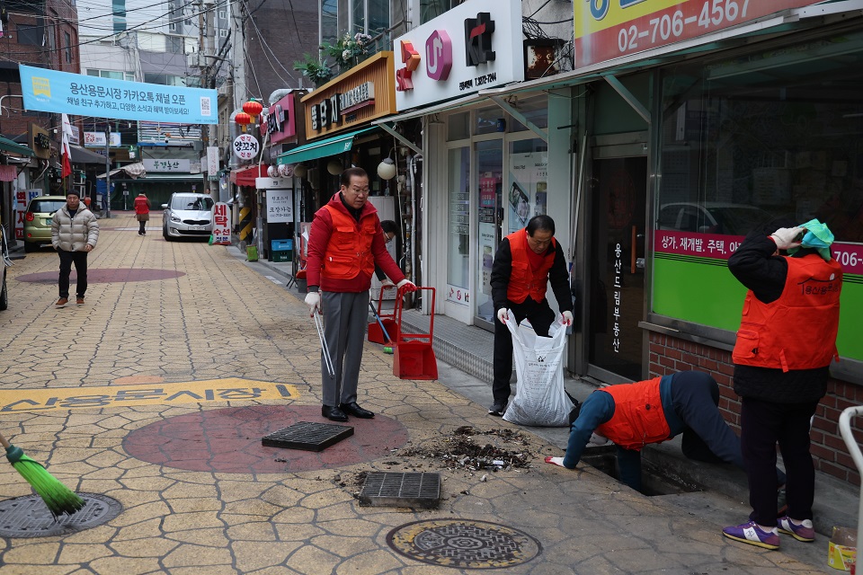 권영세 의원과 김용호시의원, 오천진구의장 등이 냄새마저 역겨운 시장통의 하수구를 집중 청소하고 있다.