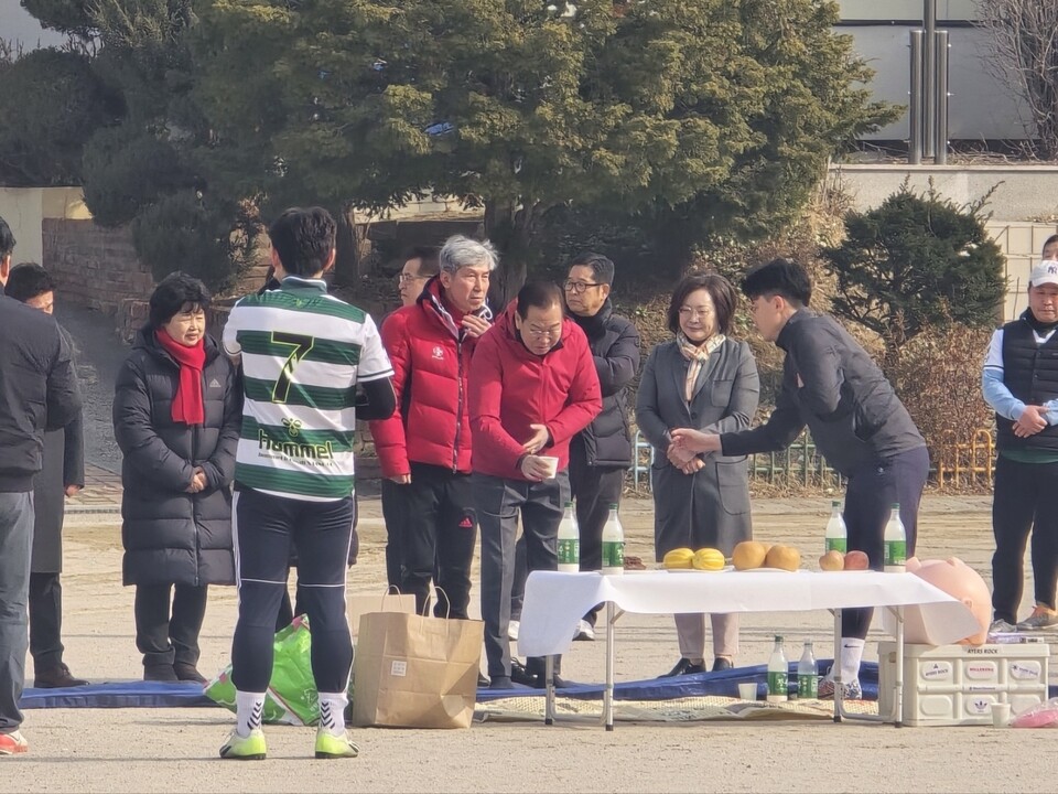 권영세 의원이 빙고축구회 안전기원제에서 술잔을 올리고 있다.
