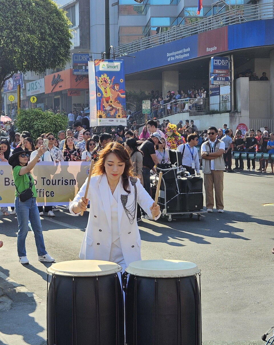 표선아 소나타단장의 현란한 난타공연은 거리공연을 관람하는 시민들로부터 우레와 같은 박수갈채를 받았다.