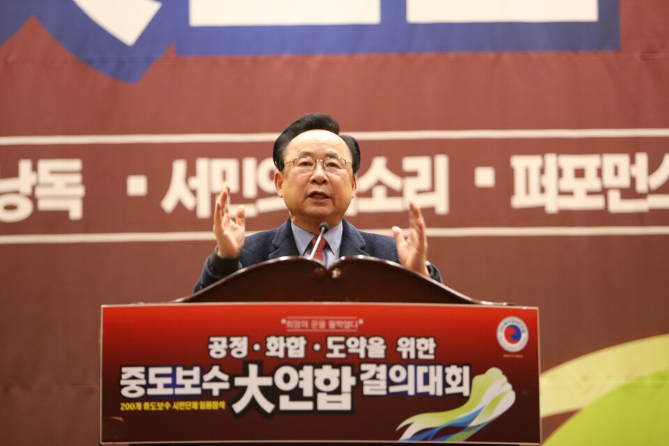 새시대국민연합의 상임고문인 이주영 전국회부의장이 축사를 하고 있다.