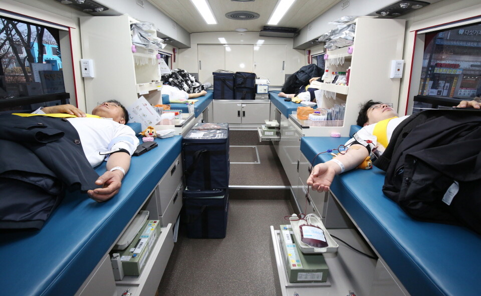위아레드 헌혈캠페인에 참여한 위아원 서울경기북부지역연합회 회원들이 헌혈을 진행하고 있다.