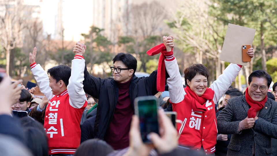 한동훈비대위원장이 안철수후보와 김은혜후보의 두 팔을 높이 치켜 세우며 지지를 호소하고 있다.