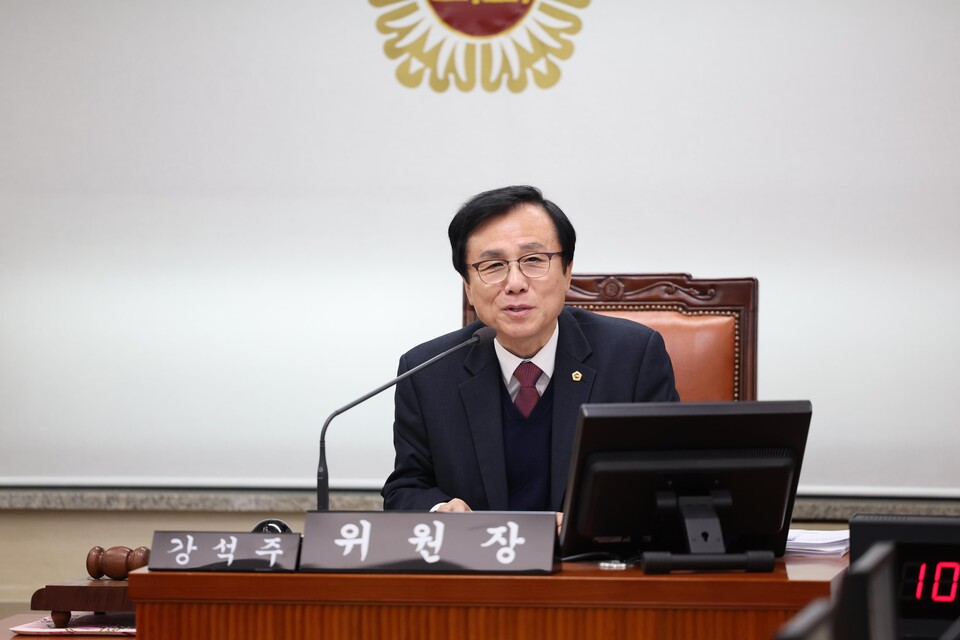서울시의회의 강석주보건복지위원장