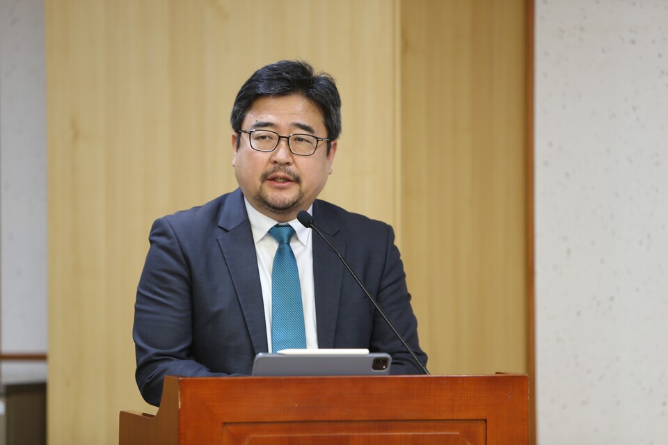 언총의 김현우회장이 8일 국회의원회관 제3세미나실에서 열린 창립 1주년 기념식에서 개회사를 발표하고 있다.
