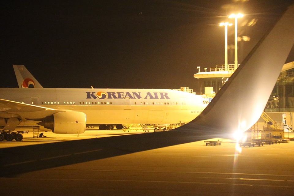 활주로를 향해 이동중 보이는 인천국제공항 전경
