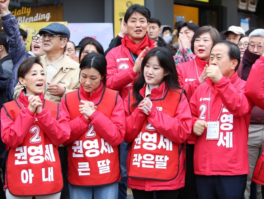 김용호시의원과 권 후보의 가족이 '권영세! 권영세!'를 연호하고 있다.