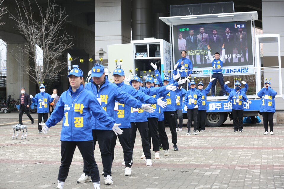 박정후보의 꿀벌선대위와 선거운동원들이 깜짝 댄스 열풍을 연출하고 있다.