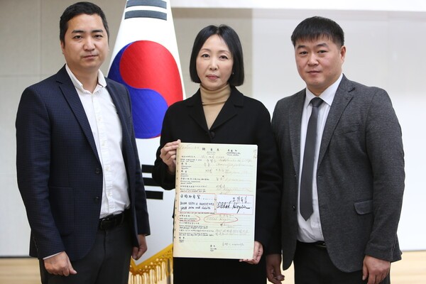 대한고려인협회의 정영순(사진 가운데)회장이 1921년 러시아 연해주에서 홍범도 장군이 직접 작성한 출입국 서류 사본을 취재진의 요청에 들어보이며 이사진들과 함께 잠시 포즈를 취했다./권병창 기자