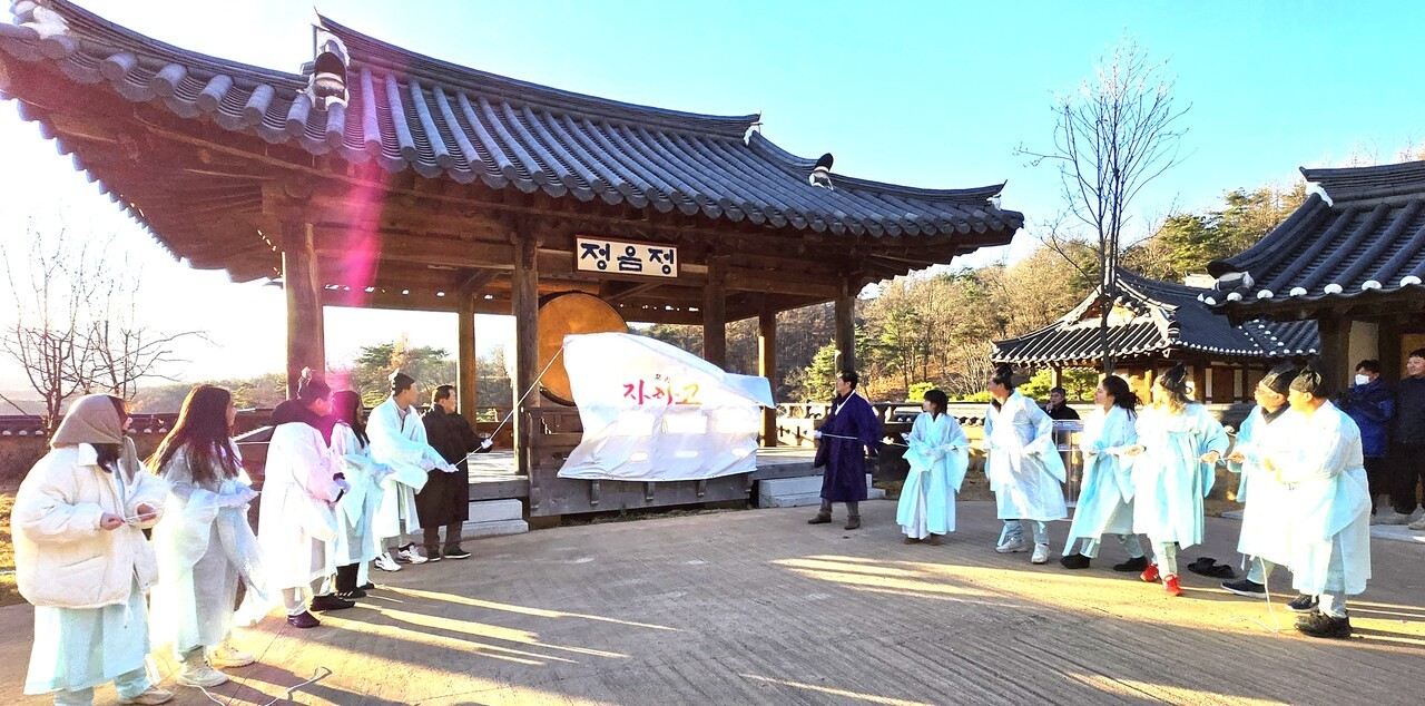 영주문화관광재단과 영주한국효문화진흥원 그리고 여행전문기자단 및 인플루언서 등이 6일 펼침막을 걷어내며 제막식 퍼포먼스를 연출하고 있다./사진=여행전문기자단 공동취재