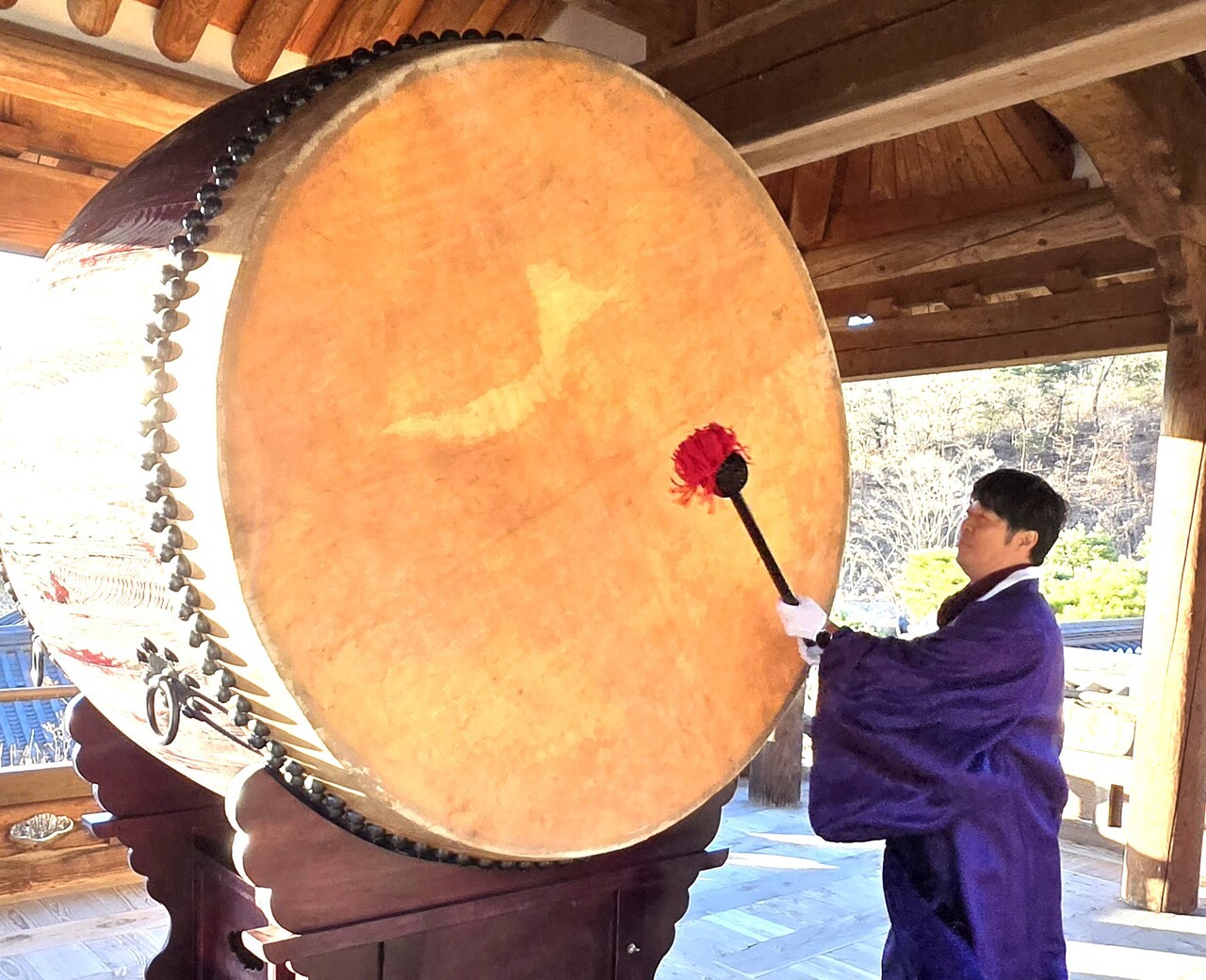 영주문화관광재단의 김원택대표이사가 '자하고' 제막식에서 힘차게 시타를 하고 있다.