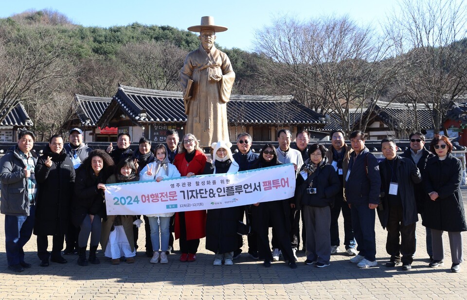 영주문화관광재단 주최 '2024 여행전문기자단 & 인플루언서 초청 팸투어에 참가한 취재진이 선비상을 배경으로 기념촬영을 하고 있다./사진=여행전문기자단 공동취재