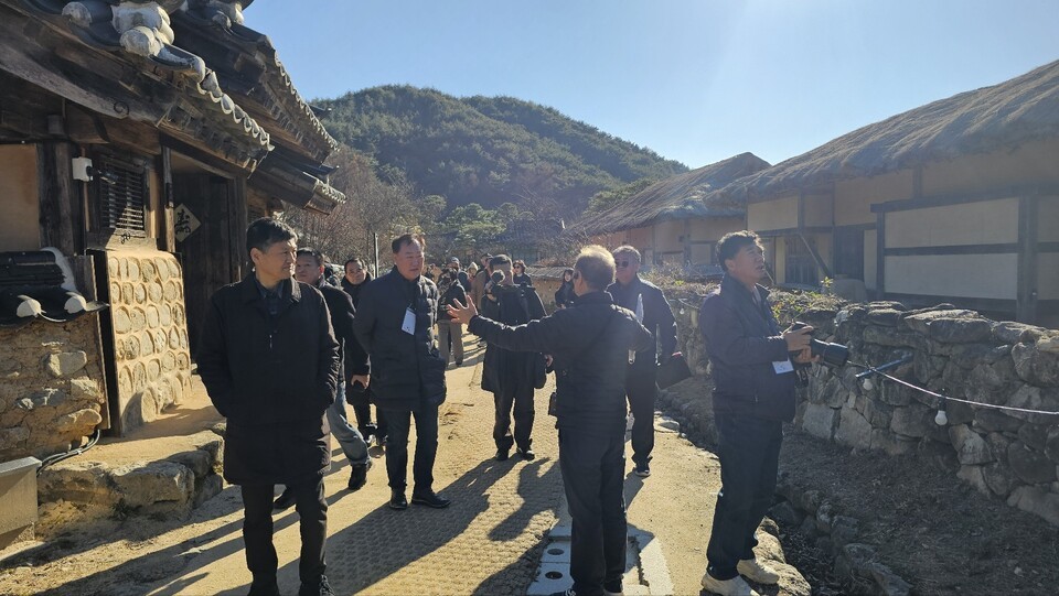 문화해설사가 목가적인 선비촌을 취재진에게 설명하고 있다.