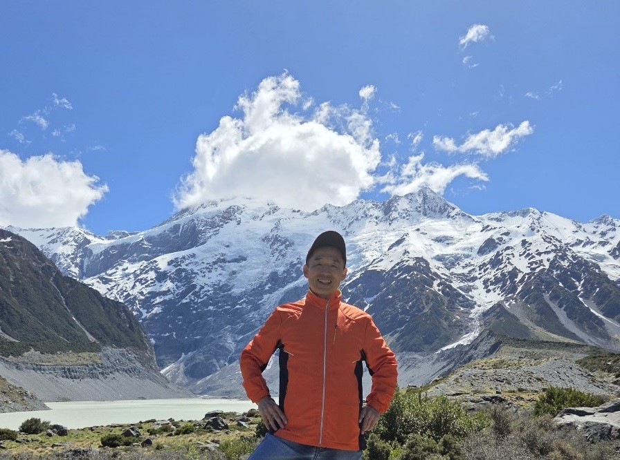 해발 3,724m 마운트쿡의 설산 초입에서 잠시 포즈를 취한 필자