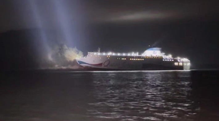 19일 오후 8시 10분께 제주에서 목포로 향하던 퀸제누비아 여객선이 신안군 장산면 인근 해상에서 원인모를 사고로 좌초됐다./사진=전남도소방본부 제공