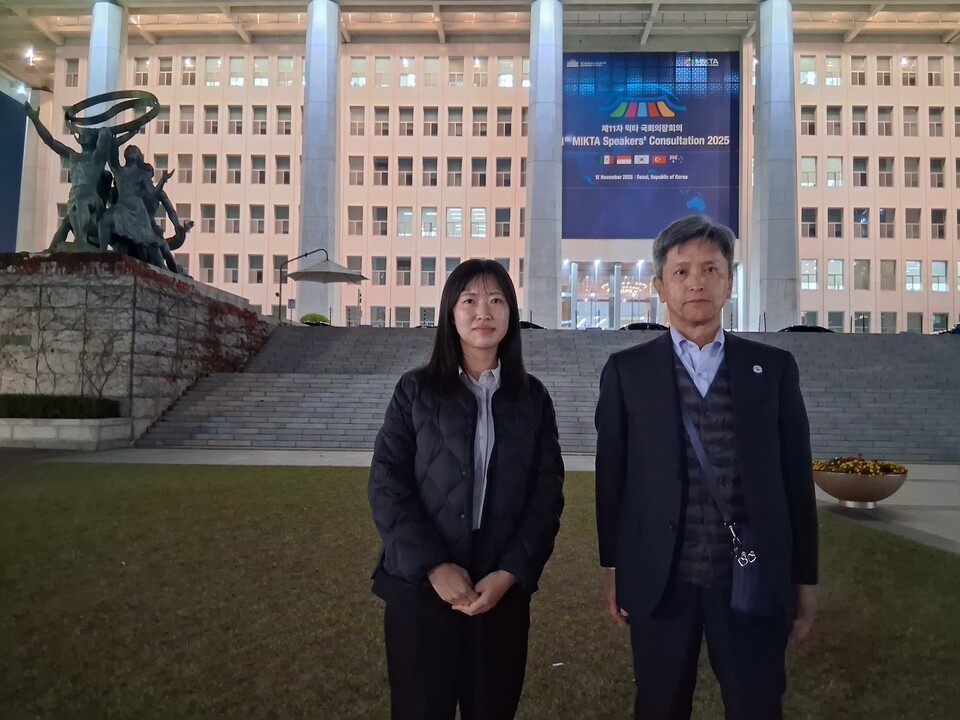 국회의사당 본관 중앙계단 앞에서 저녁 9시께 기자간담회를 뒤로 사진촬영을 하고 있다./사진=권병창 기자  