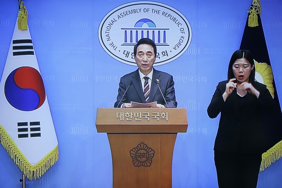 더불어민주당의 박수현 수석대변인이 20일 오후 국회 소통관에서 기자회견을 하고 있다.