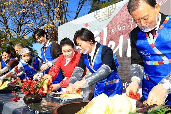 21일 서울 종로구 국립민속박물관에서 송미령 농식품부 장관과 참석자들이 김장 재현에 참여하고 있다. /사진=농림축산식품부 제공