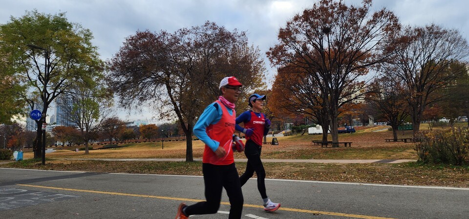 70대 후반의 한상근-권순약토달회원이 훈련에 앞서 조깅으로 노익장을 과시하고 있다./사진=토요달리기 제공