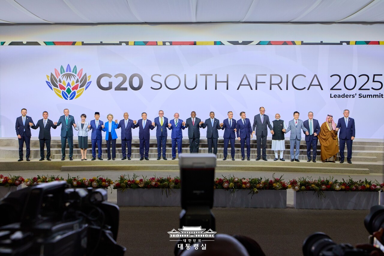[요하네스버그=대통령실 제공] 이재명 대통령이 22일(현지 시간) 남아프리카공화국 요하네스버그 엑스포 센터에서 열린 G20 정상회의에서 단체사진 촬영을 하고 있다.