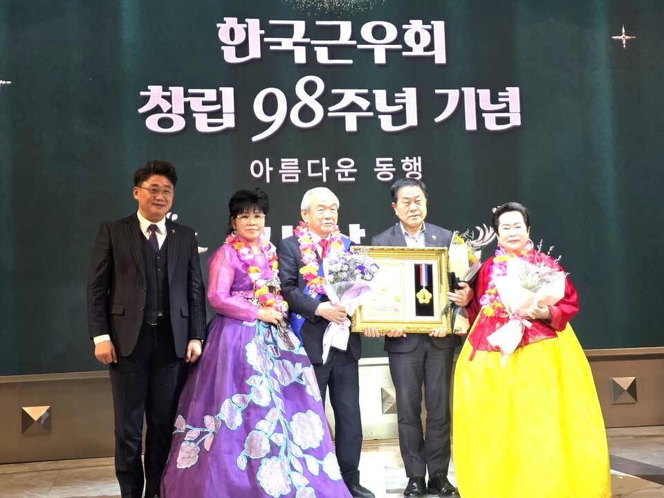 서울시의회의 김용호(사진 오른쪽에서 2번째)의원이 18일 신촌 케이터틀(구 거구장)에서 열린 한국근우회 창립 98주년 기념식에서 ‘무궁화평화봉사대상’을 수상하고 기념촬영을 하고 있다./사진=서울시의회 제공