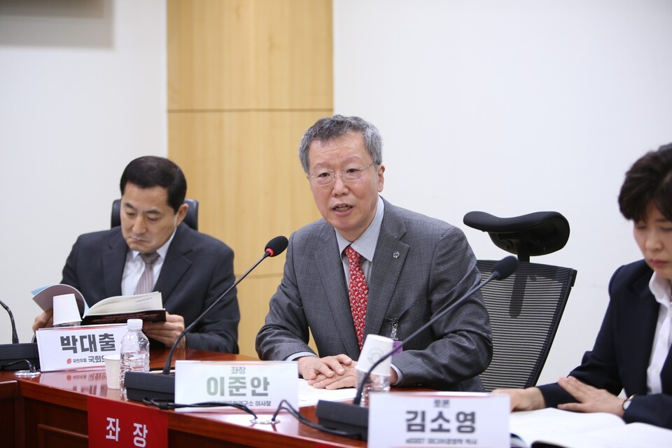 선우미래문화연구소의 이준안 이사장이 축사를 하고 있다.