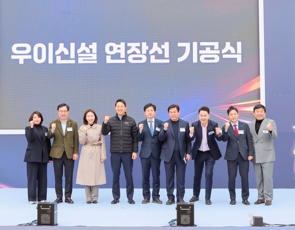 오세훈서울시장과 서울시의회의 이은림(사진 맨왼쪽)의원 등이 화이팅을 외치며 기념사진을 촬영하고 있다./사진=서울시의회 제공