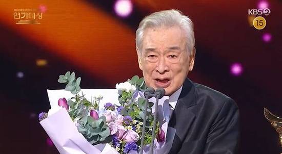 '2024 KBS 연기대상' 이순재 대상 수상 장면/사진=KBS 캡처 자료