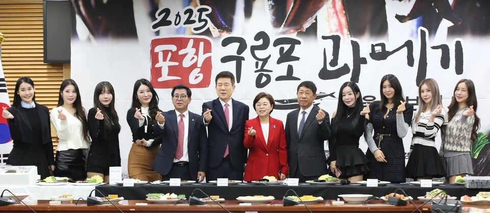 주요 참석인사들이 하트 문양을 그리며 사진촬영을 하고 있다./사진=서울뉴스통신 신현성 기자