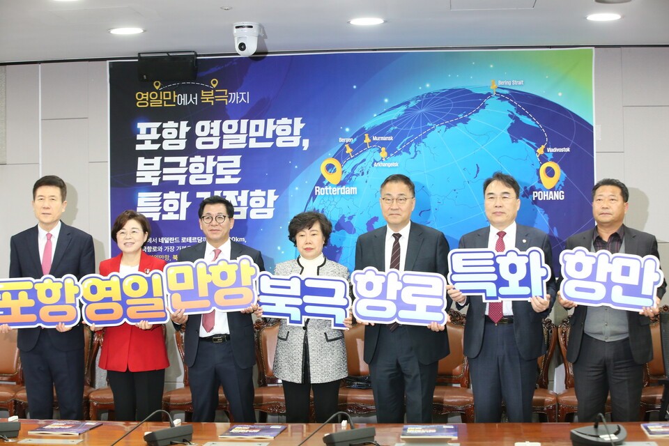 주요 참석 인사들이 손팻말을 들고 퍼포먼스를 연출하고 있다./사진=서울뉴스통신 신현성 기자