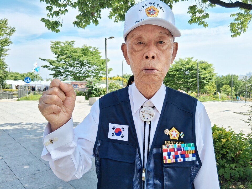 93세의 노구를 이끌고 여의나루에서 27일 백골부대 기념행사에 참석한 이병하참전용사가 화이팅 포즈를 취하며 사진 촬영에 응하고 있다./여의나루=권병창 기자